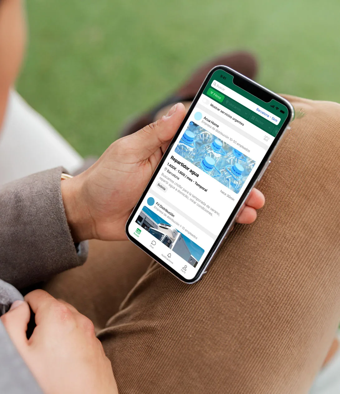 Conductor profesional consultando ofertas de empleo en la app de Logistic Drive