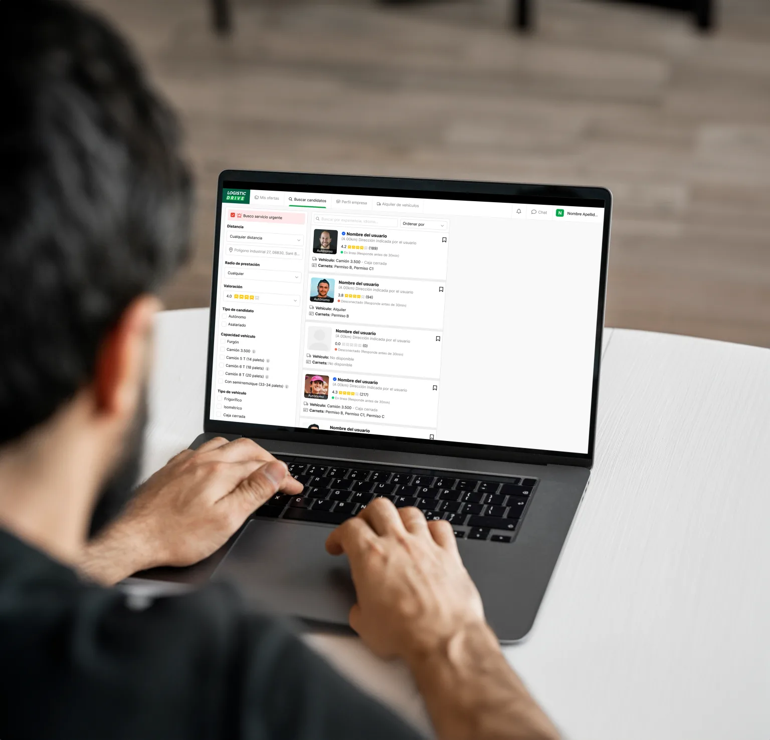Panel de Logistic Drive mostrando el buscador de chóferes con filtros por carnet, zona y disponibilidad